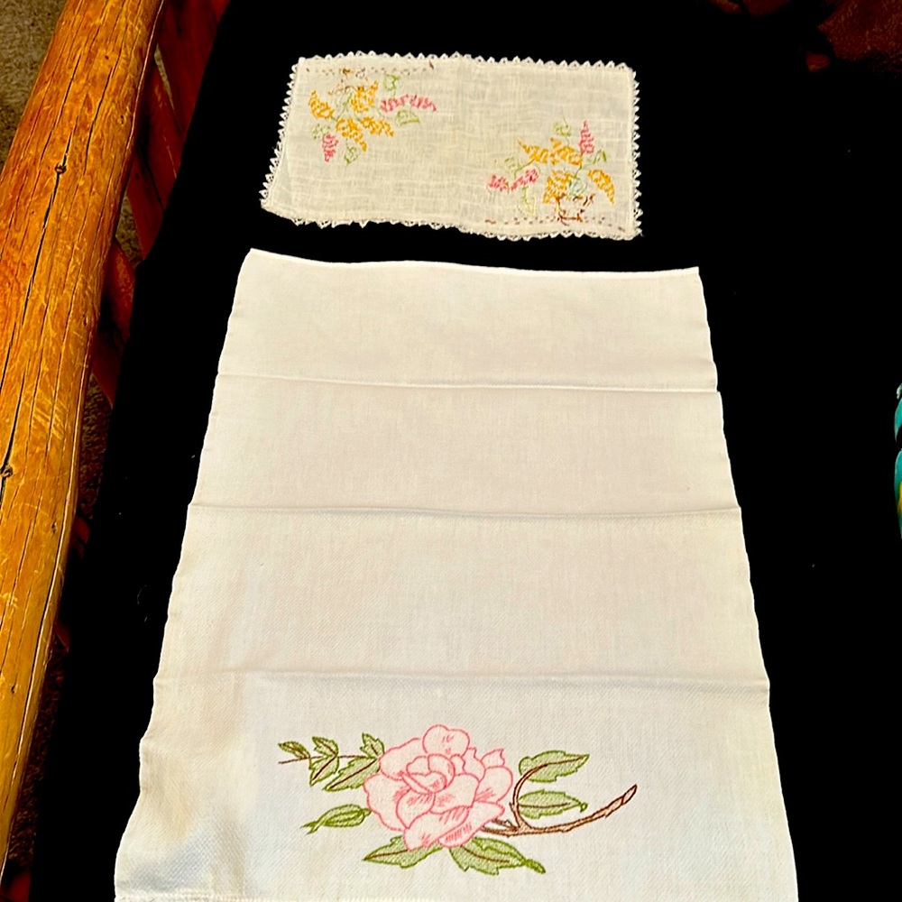 2 very nice vintage linens. Small one measures 10 x 14. Big one 17 x 23